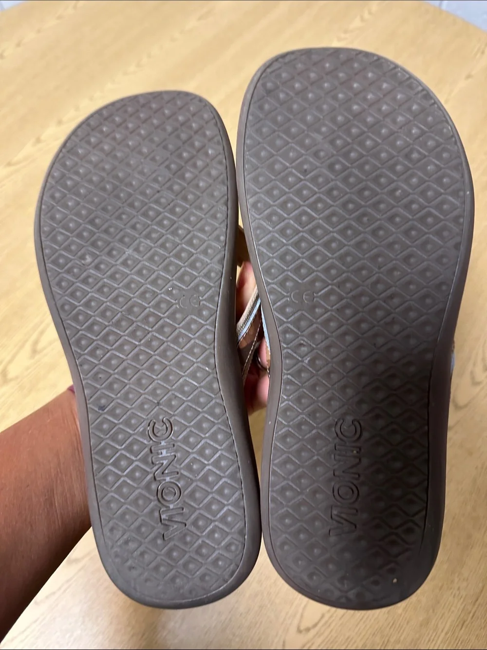Vionic Tide Camo Print Orthotic Flip Flop Sandals Beige Tan Size 8